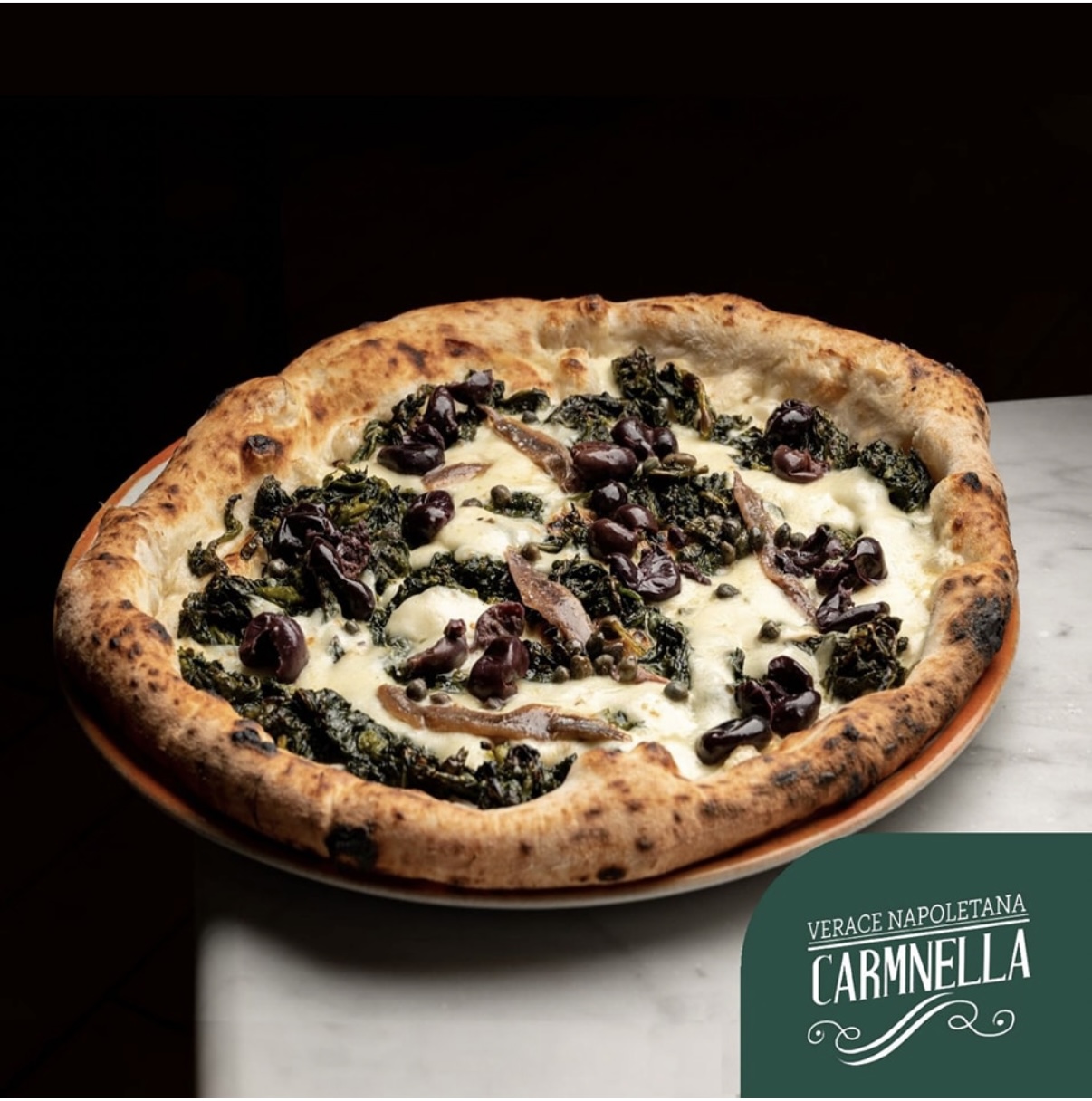 Pizza Marenna 'a sarachiello — friarielli, provola affumicata, alici di Cetara, olive di Gaeta